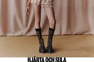 Nytt: kängor och väskor med hjärt- och stjärnnitar.